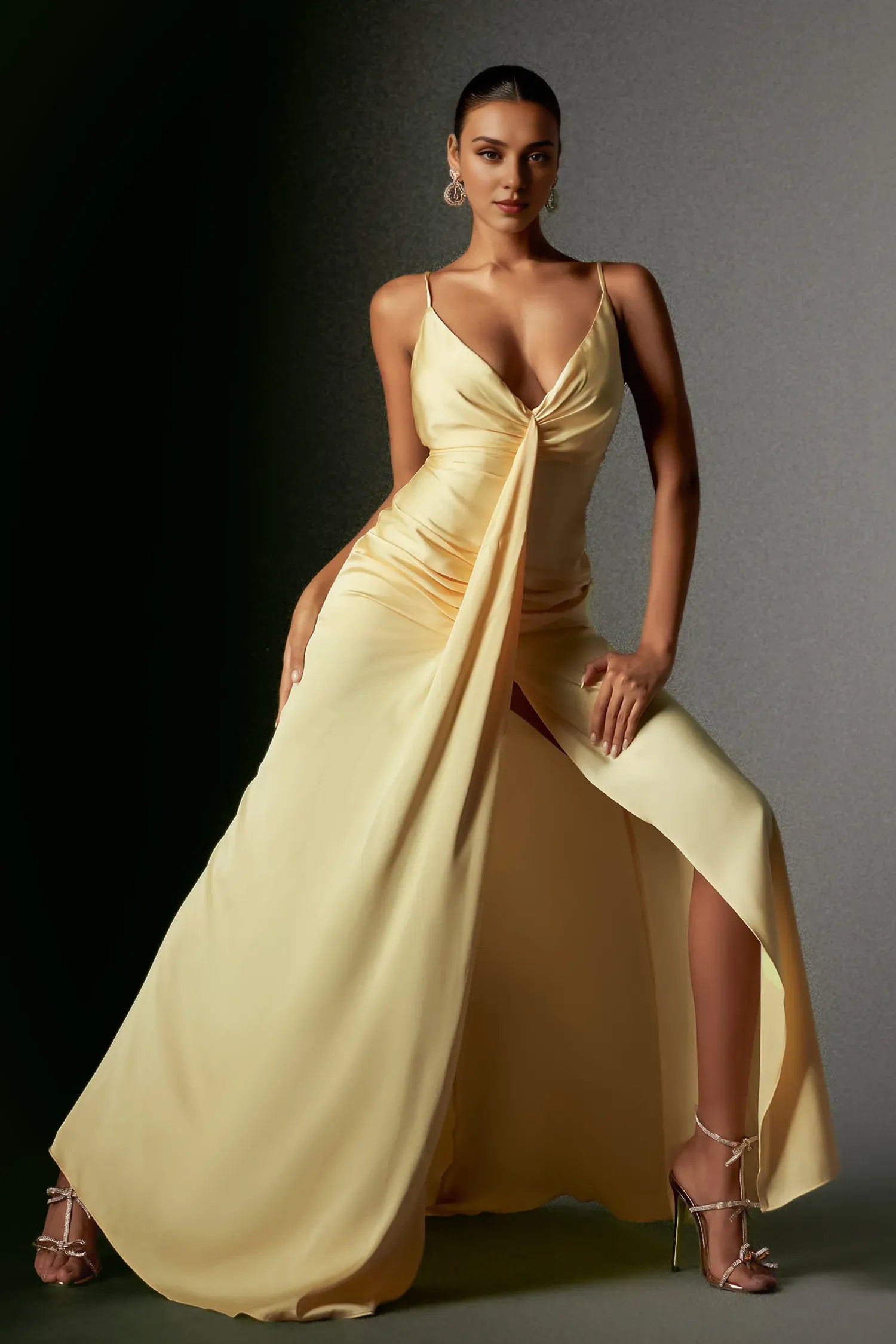 Robe longue en satin à bretelles spaghetti et décolleté en V profond avec fente haute. Robe de bal